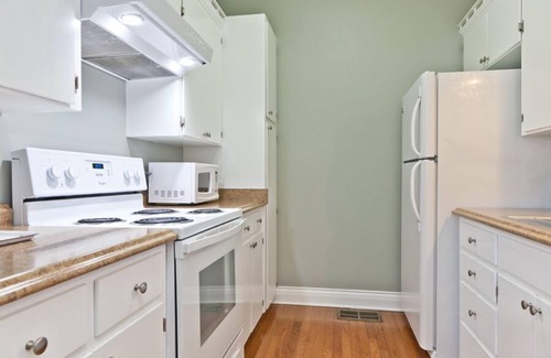 Hyde Park House | Historic Hyde Park 2 Bedroom with Pool & Breakfast