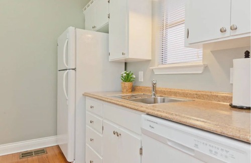 Hyde Park House | Historic Hyde Park 2 Bedroom with Pool & Breakfast