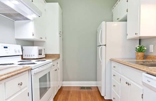 Hyde Park House | Historic Hyde Park 2 Bedroom with Pool & Breakfast