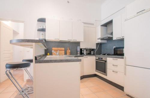 Old Town Apartment | Central 4-Star Retreat: Tranquil Grand 3 Pièces Escape