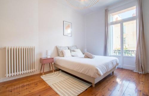 Old Town Apartment | Central 4-Star Retreat: Tranquil Grand 3 Pièces Escape