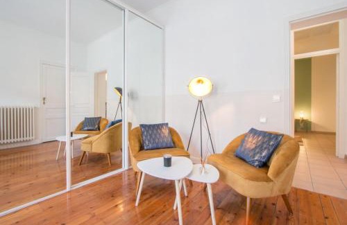 Old Town Apartment | Central 4-Star Retreat: Tranquil Grand 3 Pièces Escape