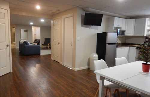 Foothills House | Cozy 2 Bedroom Suite with Ocean Views in Beautiful Foothills