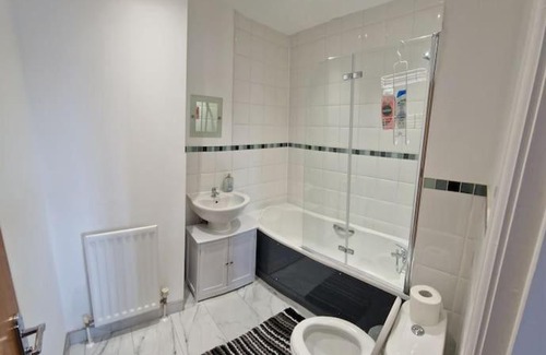 Barnet Apartment | Inviting 2 Bedroom Town House with Wifi & Netflix Access