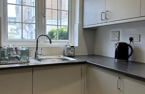 Barnet Apartment | Inviting 2 Bedroom Town House with Wifi & Netflix Access