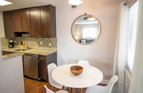 Central Oakland Park Apartment | Spacious 2-Bedroom Apt near Beaches, Dining & Shops