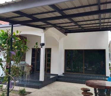 Thong Chai House | Beachside 2-Bed House with Air Conditioning & Ocean View
