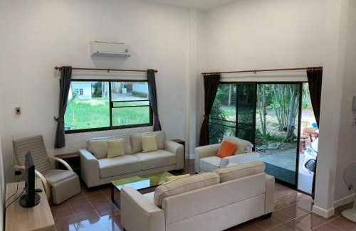 Thong Chai House | Beachside 2-Bed House with Air Conditioning & Ocean View