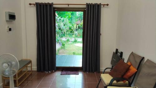 Thong Chai House | Beachside 2-Bed House with Air Conditioning & Ocean View
