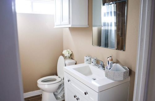 Houston House | Spacious 2 bedrooms with queen beds ,minutes from downtown