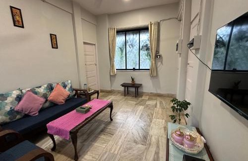 Pali Hill Apartment | Bright 2 BHK Apartment with Balcony in Bandra