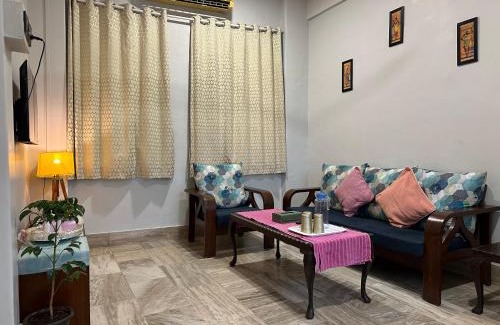 Pali Hill Apartment | Bright 2 BHK Apartment with Balcony in Bandra