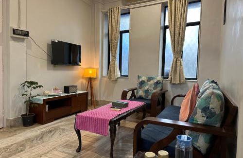 Pali Hill Apartment | Bright 2 BHK Apartment with Balcony in Bandra