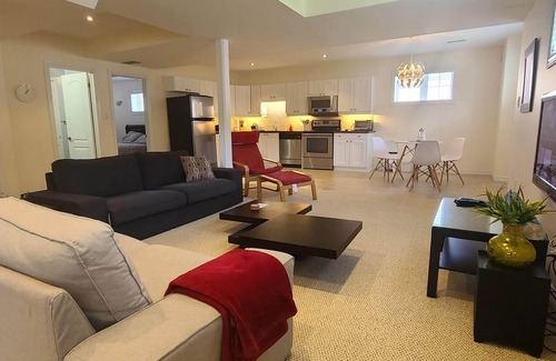 Richmond Hill House | Cozy 2-Bedroom Retreat with Kitchen & Laundry Amenities