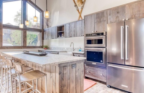 Sun Valley Condo | Cozy 2 Br Condo with Baldy Mountain Views & Hot Tub