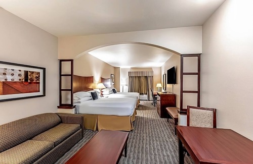 Mineral Wells Hotel | Spacious 2 King Beds Room w/Free Parking + Breakfast! Near Clark Gardens