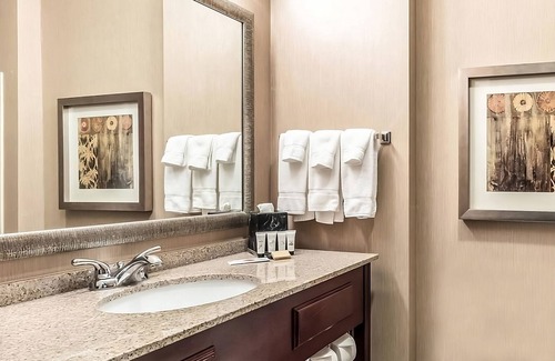 Mineral Wells Hotel | Spacious 2 King Beds Room w/Free Parking + Breakfast! Near Clark Gardens