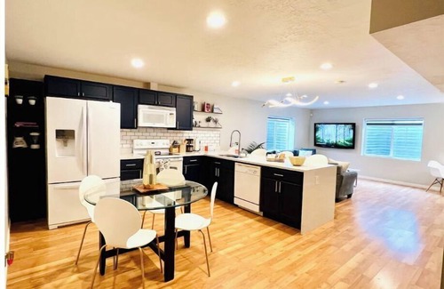 Draper Apartment | Family-Friendly 2 King & 2 Queen Bed Apartment with Spa
