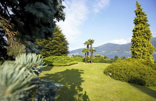 Porto Valtravaglia Apartment | Inviting 2-Room Apartment with Expansive Garden & Spa