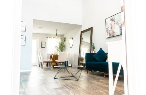 Biggs Field House | Spacious 2-Story Contemporary Home 3BDRM + Loft