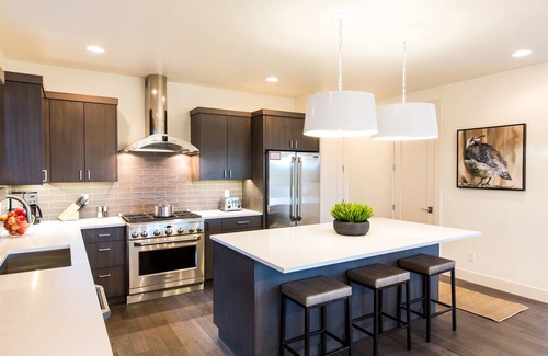 Bend House | Modern Retreat: 24-Hour Staff, Pool & Hot Tub Awaits