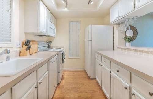 Grass Lawn Apartment | Convenient 2B2B Condo with Ideal Amenities Near Downtown