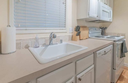 Grass Lawn Apartment | Convenient 2B2B Condo with Ideal Amenities Near Downtown
