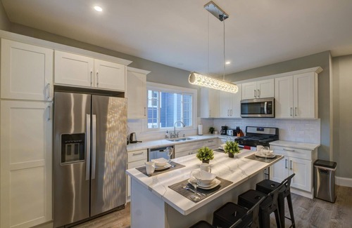 Roxbury Condo | Discover a Cozy 2bd Retreat with Free Parking & Breakfast