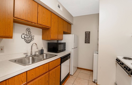 Akron Apartment | Ideal 2Bd Suite for Traveling Professionals & Families