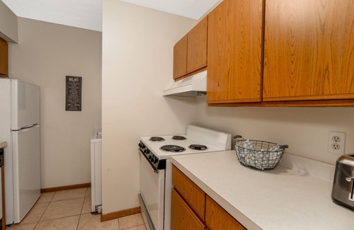 Akron Apartment | Ideal 2Bd Suite for Traveling Professionals & Families