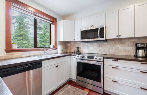 Whistler Condo | Top-Rated 2BDR on Blueberry Hill with Hot Tub & BBQ