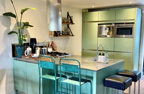 Spaarndammer en Zeeheldenbuurt Condo | Spacious 2bedr- Apartment With Canal View in City Center