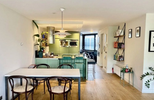 Spaarndammer en Zeeheldenbuurt Condo | Spacious 2bedr- Apartment With Canal View in City Center