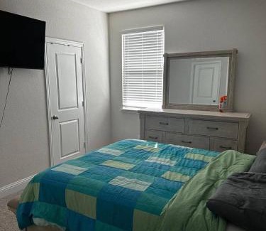 Sunnyvale House | Spacious 2Bedroom w Fireplace Sleeps 4 Bbq Lake