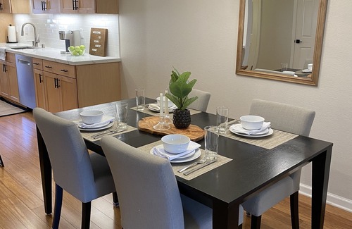 Palo Alto Condo | Designer 2BR Palo Alto Retreat with Spa & Child-Friendly Amenities