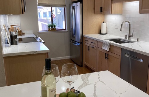 Palo Alto Condo | Designer 2BR Palo Alto Retreat with Spa & Child-Friendly Amenities