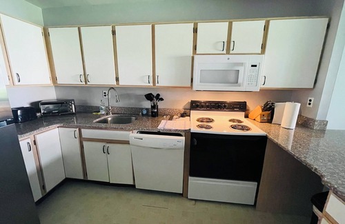 Elkins Park Apartment | Cozy 2-Bedroom Apartment with Pool in Elkins Park, PA