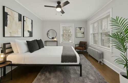 Skokie Apartment | Spacious 2BR Close to it All - Chic Apt in Skokie - Elm 3A