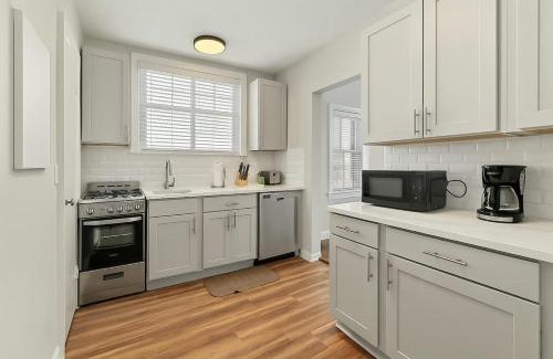Skokie Apartment | Spacious 2BR Close to it All - Chic Apt in Skokie - Elm 3A