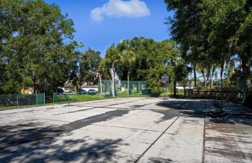 Kissimmee Apartment | Spacious 2BR Condo Near Disney with Pool & Basketball