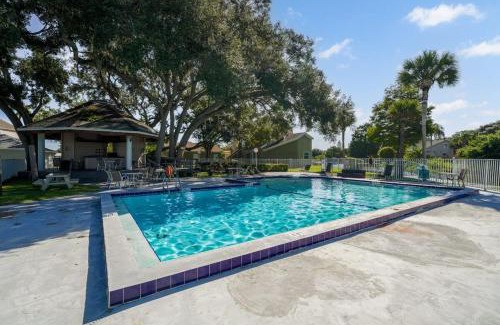 Kissimmee Apartment | Spacious 2BR Condo Near Disney with Pool & Basketball