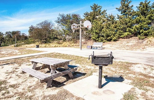 Duck Condo | Spacious 2BR Condo w/Beach Access