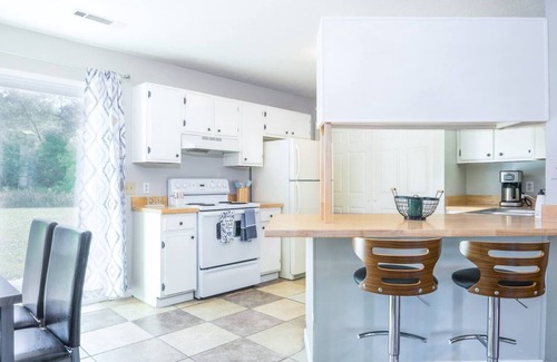 Calhoun House | Ideal 2BR/2BA Retreat for Professionals with Pool Access