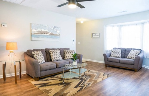 Calhoun House | Ideal 2BR/2BA Retreat for Professionals with Pool Access