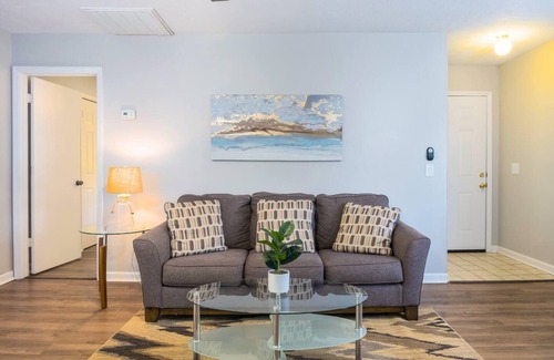 Calhoun House | Ideal 2BR/2BA Retreat for Professionals with Pool Access