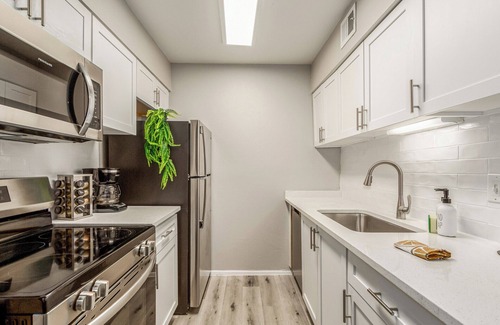 Tempe Apartment | Spacious 2BR in Tempe—5 mins to ASU, Mill Ave & Town Lake! Sleeps 6 with king & full beds, vaulted ceilings, luxe bath, modern kitchen. Enjoy resort-style pools, gym & more!