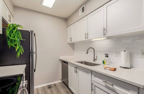Tempe Apartment | Spacious 2BR in Tempe—5 mins to ASU, Mill Ave & Town Lake! Sleeps 6 with king & full beds, vaulted ceilings, luxe bath, modern kitchen. Enjoy resort-style pools, gym & more!