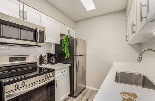 Tempe Apartment | Spacious 2BR in Tempe—5 mins to ASU, Mill Ave & Town Lake! Sleeps 6 with king & full beds, vaulted ceilings, luxe bath, modern kitchen. Enjoy resort-style pools, gym & more!
