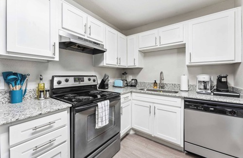 Pleasant Valley Apartment | Guest Rated: 10/10 Suite with Gym & Pool Near Downtown