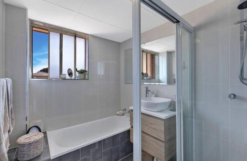 The Entrance Apartment | Family-Friendly 2BR Retreat Steps from The Entrance Beach